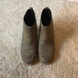 Barely worn olive green Sorel wedges